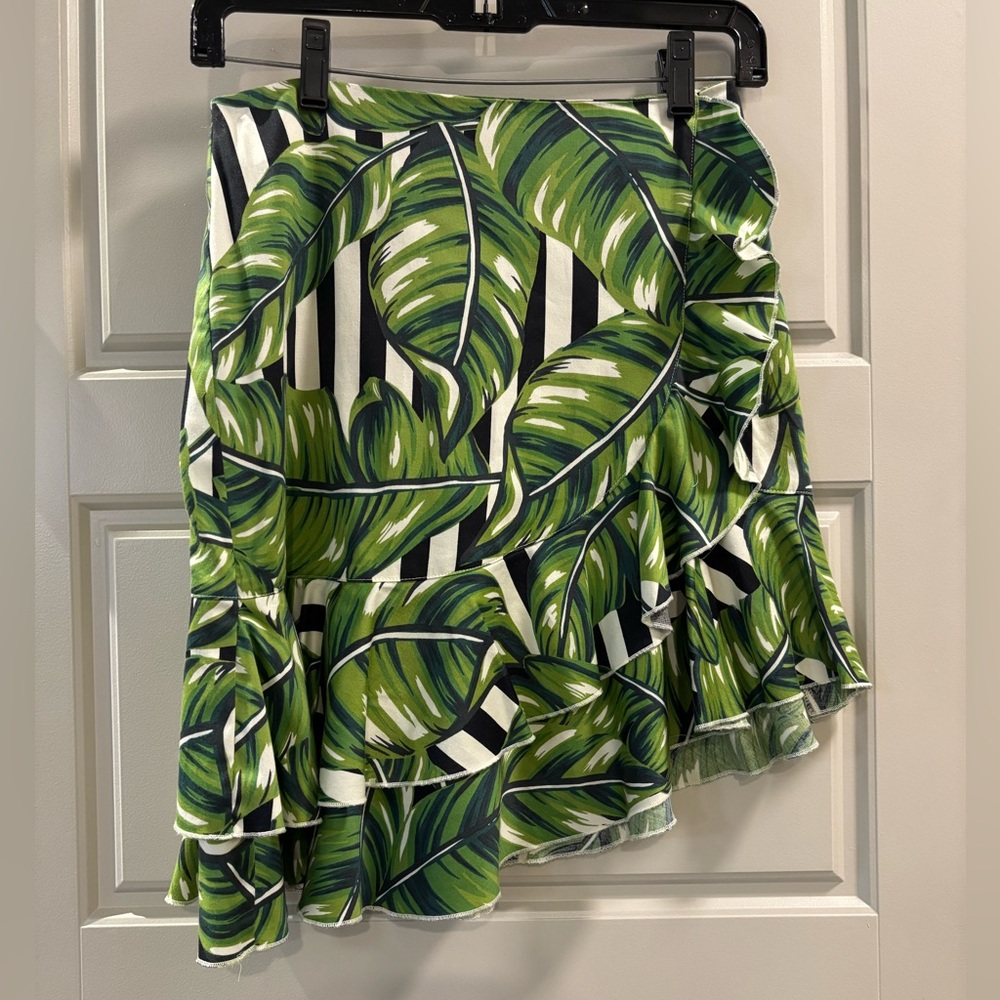 Like new! RED CARTER Green Leaf Print Mini Skirt. Size M.